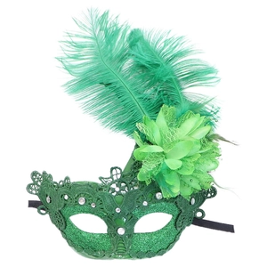 Dettaglio della maschera veneziana in pizzo verde con piume di struzzo e fiori