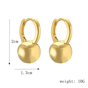 Dimensioni dettagliate degli orecchini a sfera dorati: altezza 2cm e larghezza 1,3cm