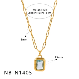 Détails d'un collier en chaîne dorée avec pendentif en zircon bleu clair et dimensions
