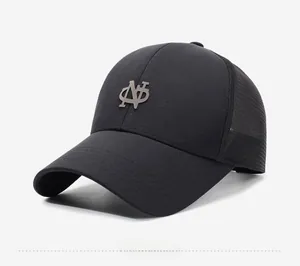 Détail d'une casquette de baseball noire en mesh avec logo N et tissu respirant