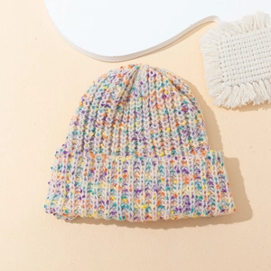 Bonnet en grosse maille chinée colorée avec large bord replié pour l'automne et l'hiver