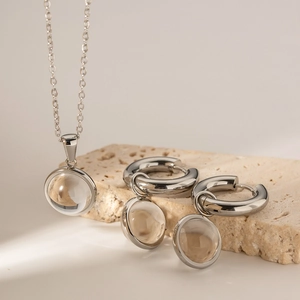 Vue détaillée d'un ensemble de bijoux minimalistes en argent sur pierre naturelle