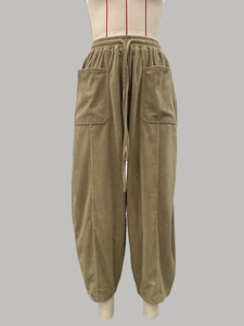 Detail van de corduroy broek met elastische taille en grote vierkante zakken aan de voorkant
