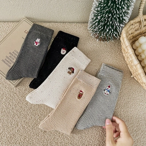 Lot de cinq paires de chaussettes de Noël avec broderies festives de bonhomme de neige et ours