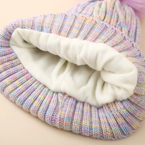 Winter-Strickmütze für Mädchen mit warmem Fleecefutter und lila Kunstfell-Bommel-Detail