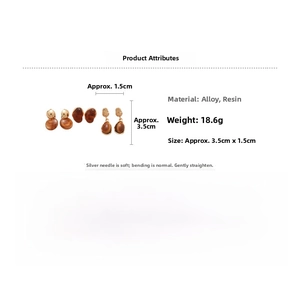 Détails d'un ensemble de boucles d'oreilles en résine pesant 18,6g et mesurant 3,5cm