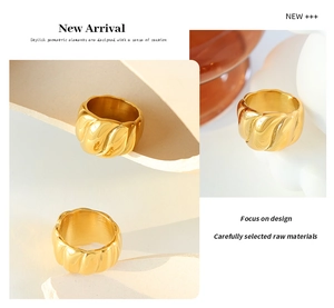 Drei Perspektiven des goldenen Croissant-Rings mit gedrehter Textur und Innenring-Details