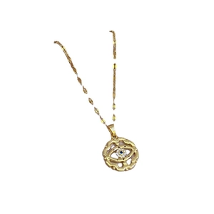 Collana malocchio dorata con pendente in zirconi su sfondo bianco