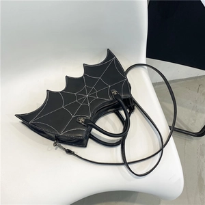 Einzigartige schwarze Fledermaus PU Leder Umhängetasche mit Spinnennetz Stickerei und Kreuz Nieten.