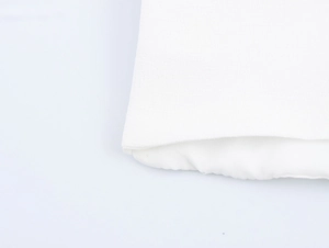 Vue détaillée de la texture en coton blanc et des finitions de couture sur le vêtement