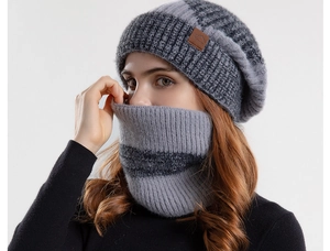 Detail von grau gestreiftem Strickmützen und Halstuch Set mit weichem Webpelz Futter