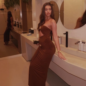 Robe longue bustier marron élégante avec découpes et détails en anneau métallique