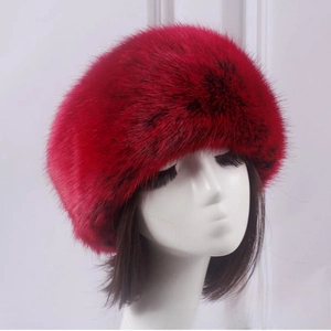 Détail du bonnet en fausse fourrure noire à pointes rouges avec texture épaisse