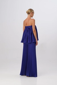 Dettaglio del completo a pieghe blu reale con top a fascia e pantaloni larghi