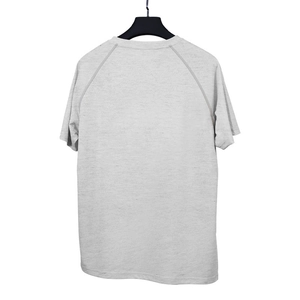 Détail du t-shirt de sport gris clair à manches raglan avec texture chinée vue de dos
