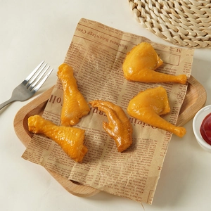 Modelli realistici di cibo in PVC di cosce e ali di pollo su un vassoio di legno