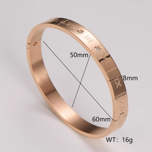 Detalle de brazalete de acero oro rosa 8mm con números romanos y medidas de 50x60mm