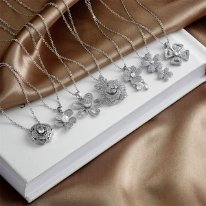 Colliers pendentifs fleur en acier argenté avec détails en zircon et perles
