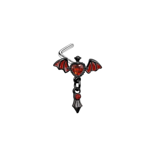Gros plan du piercing de nez chauve-souris noir avec cœur rouge et pendentif en croix
