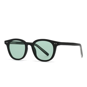Retro Vintage Sonnenbrille mit schwarzem Rahmen, grünen Gläsern und silbernen Nieten