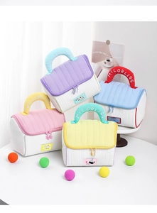 Dettaglio di pochette cosmetiche trapuntate in colori macaron con manici e cerniere