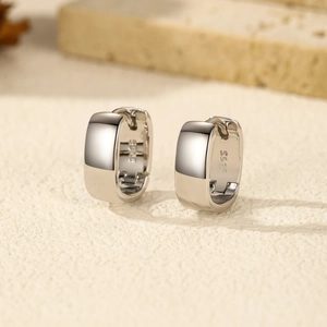 Minimalist S925 sterling silver hoop earrings with polished mirror finish for daily wear
