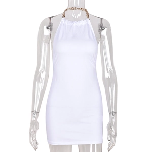 Détail de la robe moulante blanche avec chaîne en métal doré sur l'encolure