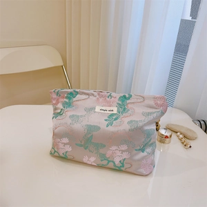 Detailansicht der Kosmetiktasche mit floralem Muster und simple wish Textilelabel