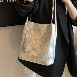 Minimalist jacquard floral tote bag in cream and light blue with tassel detail