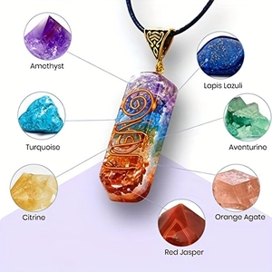 Pendaglio a luna con sette chakra in resina e cristalli naturali con filo metallico oro