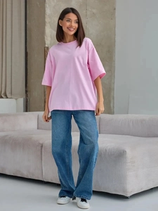 T-shirt rosa in cotone vestibilità ampia con jeans blu a gamba larga in interno moderno