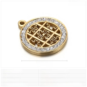 Détail macro du pendentif rond creux de 20mm en acier inoxydable et strass brillants