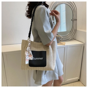 Détail du sac cabas tissé avec patch Summer et foulard en soie imprimé décoratif