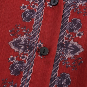 Short sleeve chiffon blouse with red floral print, round neck and single-breasted buttons