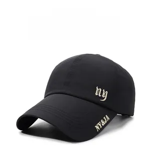 Detailaufnahme der schwarzen Baseballkappe mit NY-Stickerei und goldenem NY&JA-Schriftzug
