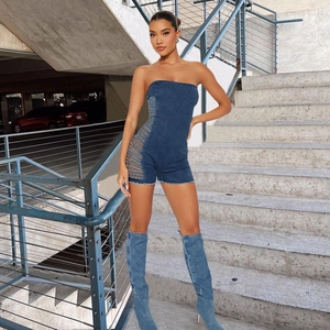 Combishort en jean bleu sexy avec lacets ajourés sur le côté et bottes en jean assorties