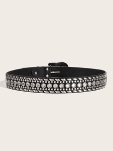 Vue détaillée de la ceinture punk noire avec strass en cristal et rivets métalliques