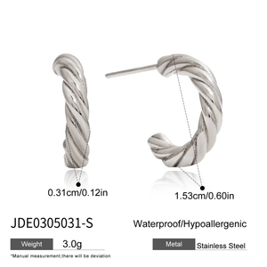 Detailed dimensions of twisted C-shaped stainless steel pearl earrings with weight info