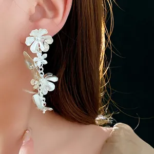 Boucles d'oreilles pendantes fleurs en argent mat avec perles blanches et pompons