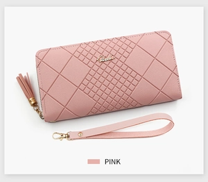 Detalle de billetera larga en cuero PU rosa acolchado con logo dorado y borla