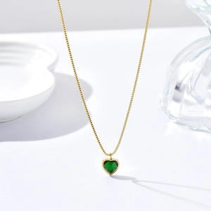 Collar de oro minimalista con un colgante de circón verde en forma de corazón en cadena