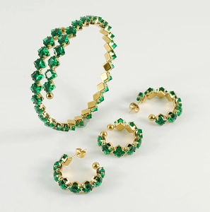 Details des 18k Goldschmucksets mit grünem Edelsteinarmband und Ohrringen