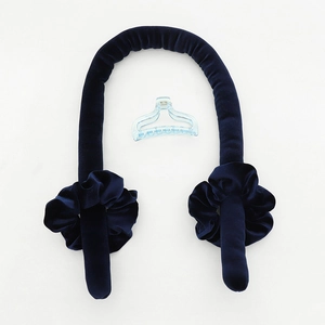 Detailoverzicht van de hittevrije fluwelen krulset met scrunchies en transparante haarklem