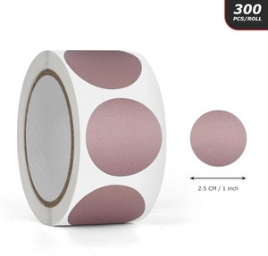 Makroansicht von 2,5 cm altrosa runden Rubbeletiketten Aufklebern, 300 Stück pro Rolle