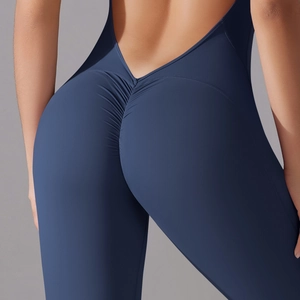 Détail du body bleu marine avec design scrunch fessier et coutures modelantes de fitness