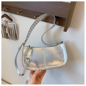 Sac baguette argenté en similicuir avec large bandoulière à œillets et effet froissé