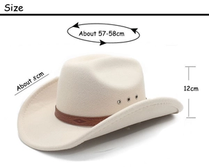 Dettaglio cappello da cowboy crema con indicazioni taglie e cinturino in pelle vintage