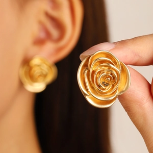 Pendientes de rosa dorada vintage con pétalos 3D y acabado metálico mate elegante