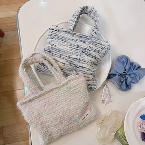 Mini borse tote in tweed arcobaleno con trama intrecciata ed etichetta minimalista