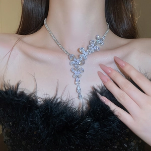 Dettaglio della collana con fiori di zircone argento e pendenti a goccia su modella